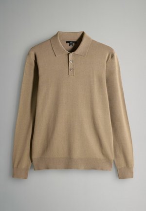 Světle hnědá polo košile s dlouhým rukávem vyrobená z měkkého materiálu, s límečkem a třemi knoflíky na léze. Hladká textura po celé délce.