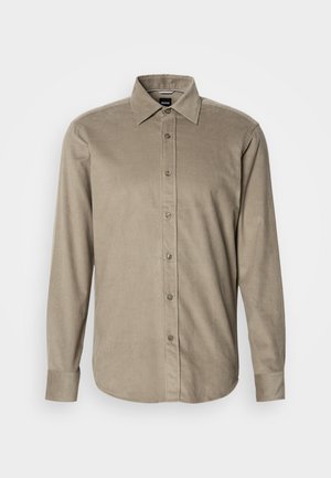 Camicia beige in corduroy a maniche lunghe con colletto a punta e polsini abbottonati, esposta su uno sfondo bianco.