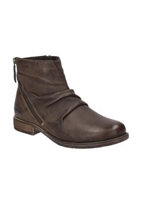 Bottines marron en cuir, avec un design froncé, une fermeture éclair latérale et un petit talon empilé avec des accents texturés.