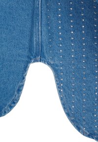 Indumento in denim con borchie argentate disposte in un motivo verticale su un lato, caratterizzato da un taglio arrotondato nella parte inferiore.