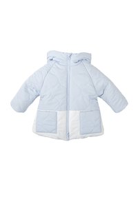 Chaqueta de bebé acolchada de color azul claro con capucha, cremallera frontal y dos bolsillos cuadrados en la cintura sobre un fondo blanco.