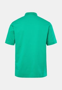 Zielona koszulka polo z kołnierzykiem i krótkimi rękawami, wykonana z gładkiego bawełnianego materiału. Widok z tyłu pokazuje gładki design bez ozdób.