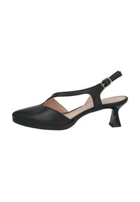 Zapato de tacón en negro, con punta afilada, diseño con cortes y un pequeño tacón apilado. Parte superior hecha de piel suave con una correa de hebilla.