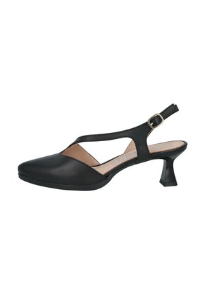 Zapato de tacón en negro, con punta afilada, diseño con cortes y un pequeño tacón apilado. Parte superior hecha de piel suave con una correa de hebilla.