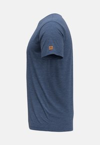 Camiseta de hombre con cuello redondo en tejido azul oscuro texturizado, con mangas cortas y un pequeño parche de logo marrón en la manga izquierda.