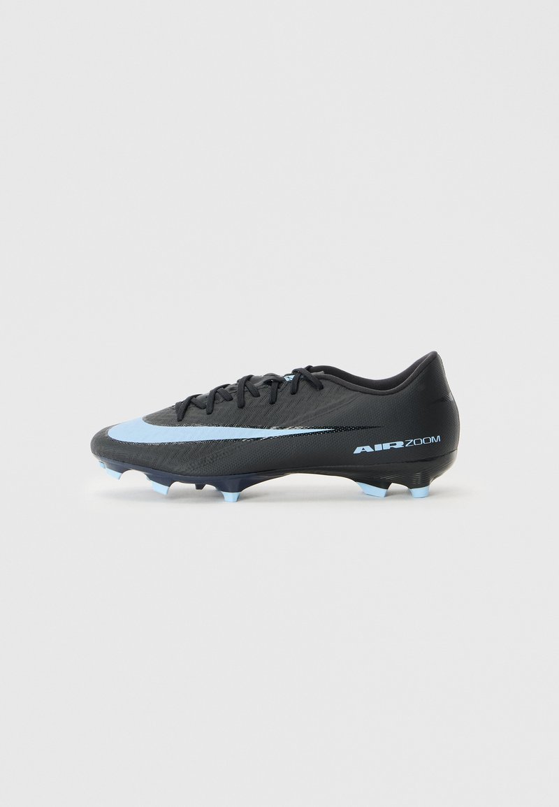 Botas de futebol pretas com uma faixa accentuada em azul claro, parte superior sintética texturizada e cravos moldados para tração. Apresenta a marca "AIR ZOOM".