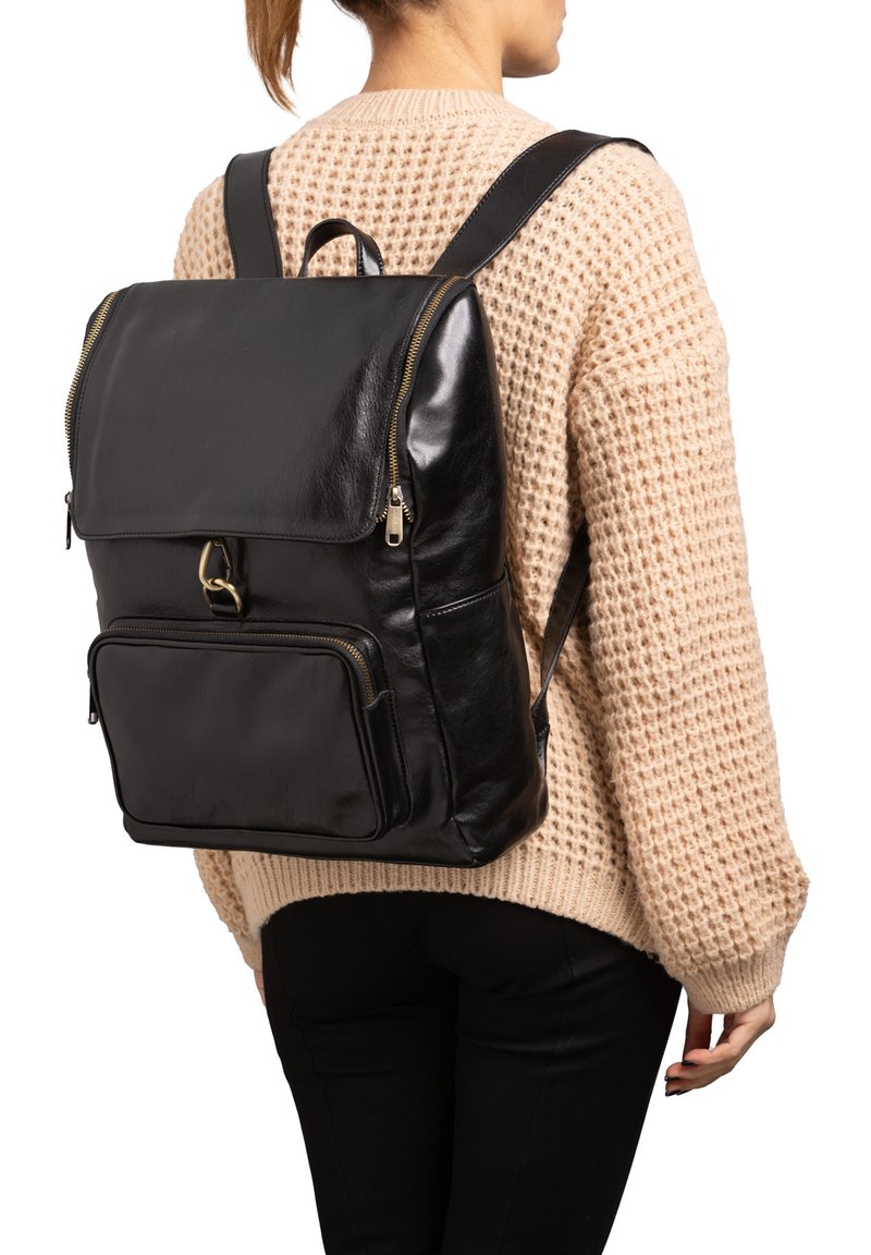 Zaino in pelle nera con design strutturato, caratterizzato da una tasca anteriore con zip, hardware in tonalità oro e spallacci regolabili.