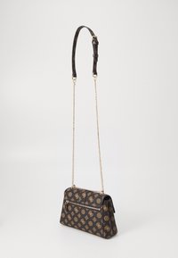 Borsa a tracolla nera con motivo e dettagli dorati. Presenta una tasca con zip, una tracolla regolabile e una forma strutturata. Realizzata in materiale resistente.
