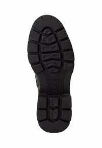 Semelle de chaussure en caoutchouc noir avec un motif de semelle texturé, des rainures profondes et un talon arrondi. Comprend des détails d'imprimé de logo et de taille.