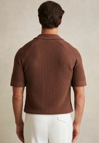 Reiss REGULAR FIT -  TEXTURED CUBAN-COLLAR - Hemd - tobacco brown