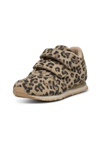 Hnedožlté semišové tenisky s čiernymi leopardími škvrnami, disponujúce dvoma nastaviteľnými suchými zipsami a textúrovanou gumovou podrážkou. Dizajn s okrúhlou špičkou.