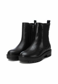 Botas de tobillo de cuero negro con un acabado texturizado, paneles laterales elásticos, un zipper lateral y una suela resistente.