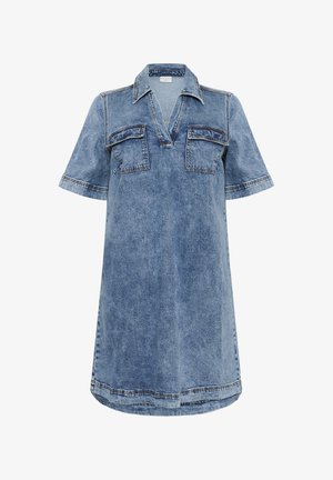 Rochie din denim de culoare albastru deschis, cu guler, mâneci scurte și două buzunare la piept. Materialul are un finisaj texturat și cusături vizibile.