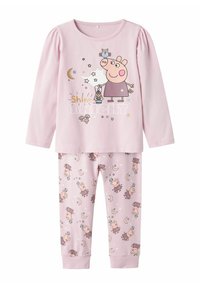 Ensemble de pyjama en coton rose comprenant une chemise à manches longues et un pantalon à motifs avec un design de personnage de dessin animé, des lunes et des étoiles.