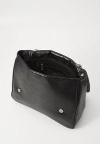 Schwarze Lederhandtasche mit einer weichen, strukturierten Oberfläche. Verfügt über ein geräumiges Innenleben und magnetische Druckknopfverschlüsse an der Vorderseite.