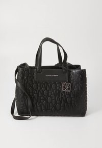 Crna kožna torba s utisnutim uzorkom logotipa, dvostrukim gornjim ručkama i uklonjivim remenom za rame. Ima srebrni ukras na hardveru.