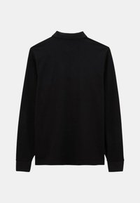 Polo shirt noir à manches longues en tissu doux. Doté d'un col classique et de poignets côtelés. Design uni sans motifs ni embellissements visibles.