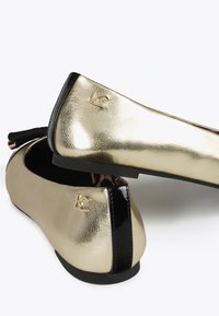 LOLA CASADEMUNT Ballerinaskor - gold