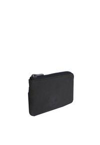 Cartera negra con cremallera hecha de cuero suave, con una forma rectangular simple y un logotipo grabado en un lado.