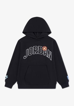 Čierna mikina s kapucňou s nápisom "JORDAN" a malým okrúhlym basketbalovým logom "23" na hrudi, predným klokanie vreckom a vzorovanými manžetami rukávov.