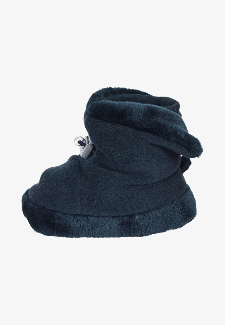 Bottine en polaire douce bleu foncé avec fermeture élastique à cordon et doublure en peluche, conçue pour le confort et la chaleur à l'intérieur.