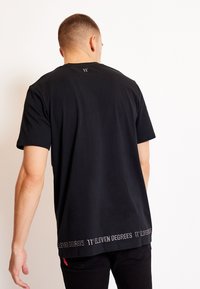 11 DEGREES EMBROIDERY HEM - Camiseta estampada - black