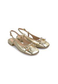 Slingback flat in metallo oro con punta quadrata, decorato con accenti di cristallo sul davanti e un tacco basso a blocco. Texture in pelle liscia.