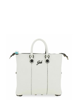 Bolso de mano sintético blanco con costuras negras, con dos asas y cierre de cremallera. Presenta detalles en negro de accesorios de hardware redondos y un logo.