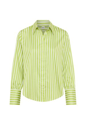 Chemise boutonnée à rayures vertes et blanches, présentant des manches longues avec des accents de poignets et un col pointu, confectionnée en tissu léger.