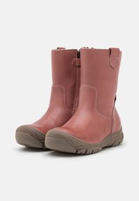 Kožené kotníkové boty v pudrově růžové barvě, s bočním zipem, béžovým prošíváním a texturovanou šedou gumovou podešví pro lepší grip.