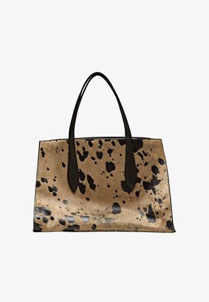 Torebka typu tote w kolorze beżowym i brązowym ze skóry, charakteryzująca się teksturowaną powierzchnią, dwiema wydłużonymi uchwytami i strukturalnym prostokątnym kształtem.