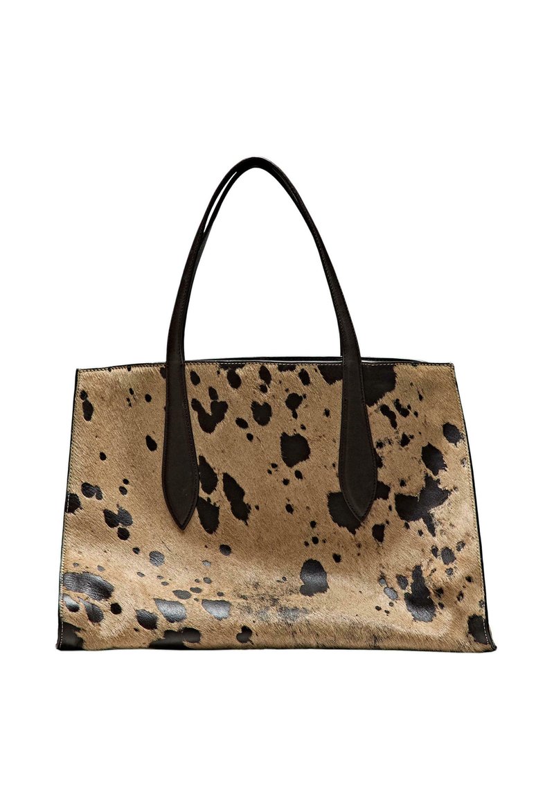 Prickig tote-väska i beige och brun läder, med en texturerad yta, två förlängda handtag och en strukturerad rektangulär form.