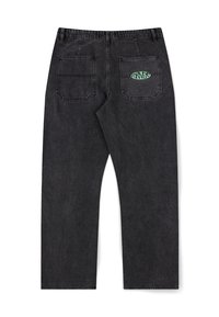 Pantalones de mezclilla negros vistos desde atrás con dos bolsillos traseros, uno con un pequeño logo ovalado verde con texto abstracto negro en su interior.