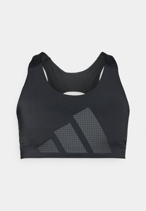 Čierny atletický crop top s perforovanou textúrou, širokými ramienkami a okrúhlym výstrihom. Na prednej strane je veľké diagonálne logo v o niečo tmavšom odtieni.