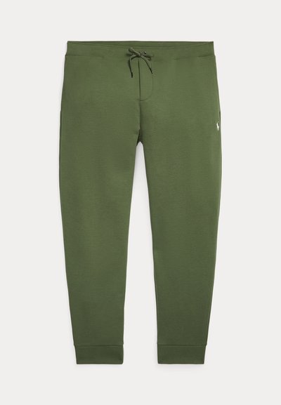 Olívazöld, szűkített szabású melegítőnadrág megkötővel a derékrészen és kis fehér Polo logóval a jobb csípőnél, mandzsettás bokákkal, egyenes elülső nézet.