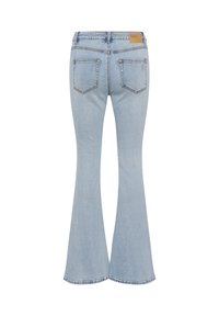 Svetlo modre jeans hlače na zvonec z zadnjimi žepi, zankami za pas in svetlo rjavim usnjenim krpnim dodatkom na pasu.