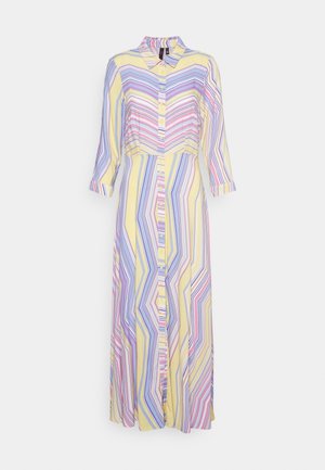 Robe chemise longue à col et manches trois-quarts, avec des rayures diagonales multicolores en jaune, violet, rose et bleu.