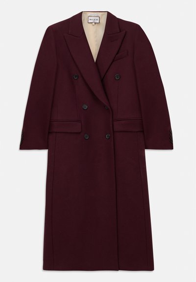 Cappotto bordeaux doppiopetto realizzato in tessuto testurizzato, dotato di bottoni neri, tasche laterali e un design con rever a punta.