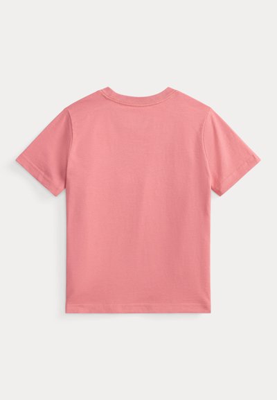 Απλό ροζ κοντομάνικο μπλουζάκι με στρογγυλή λαιμόκοψη, εμφανιζόμενο από πίσω και απλωμένο σε λευκό φόντο.