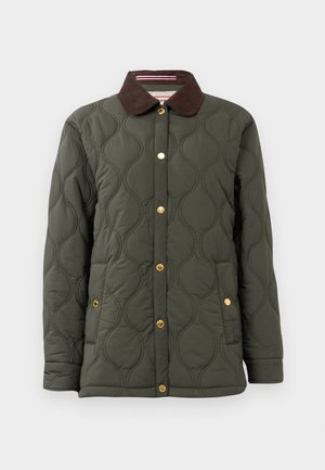 Veste matelassée verte avec un col en velours côtelé marron, des boutons-pression dorés et une poche latérale. La texture est lisse avec un motif subtil.