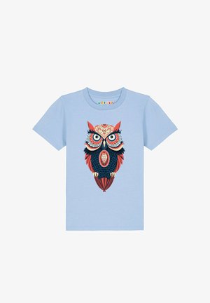 Hellblaues Kinder-T-Shirt mit einer detaillierten, farbenfrohen Eulen-Grafik, die komplexe Muster in Rot-, Blau- und Cremetönen zeigt.