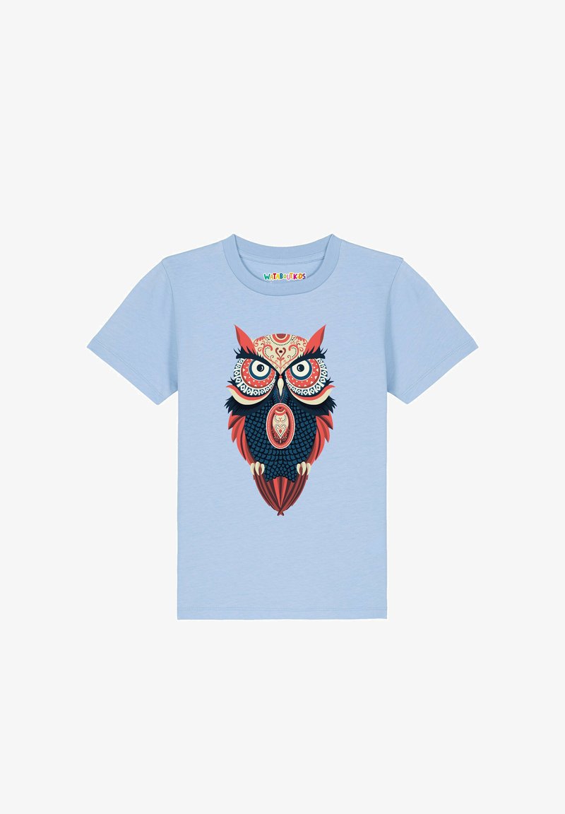 T-shirt bleu clair pour enfants avec un motif détaillé et coloré de hibou, présentant des motifs complexes en rouge, bleu et tons crème.