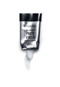 Silvrör av Smashbox Photo Finish primer med en svart kork och vit produkt som sipprar ut ur spetsen. Slät, glänsande design.