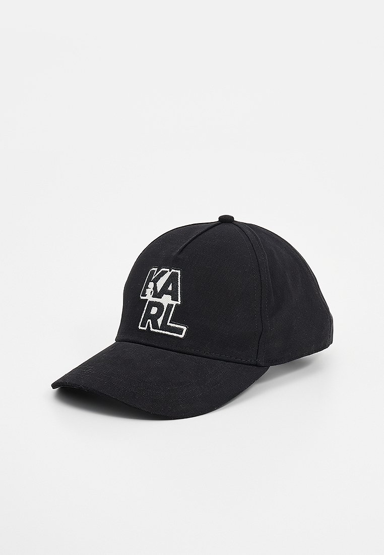Casquette de baseball noire en tissu, avec une visière courbée et le logo "KARL" brodé en blanc à l'avant.