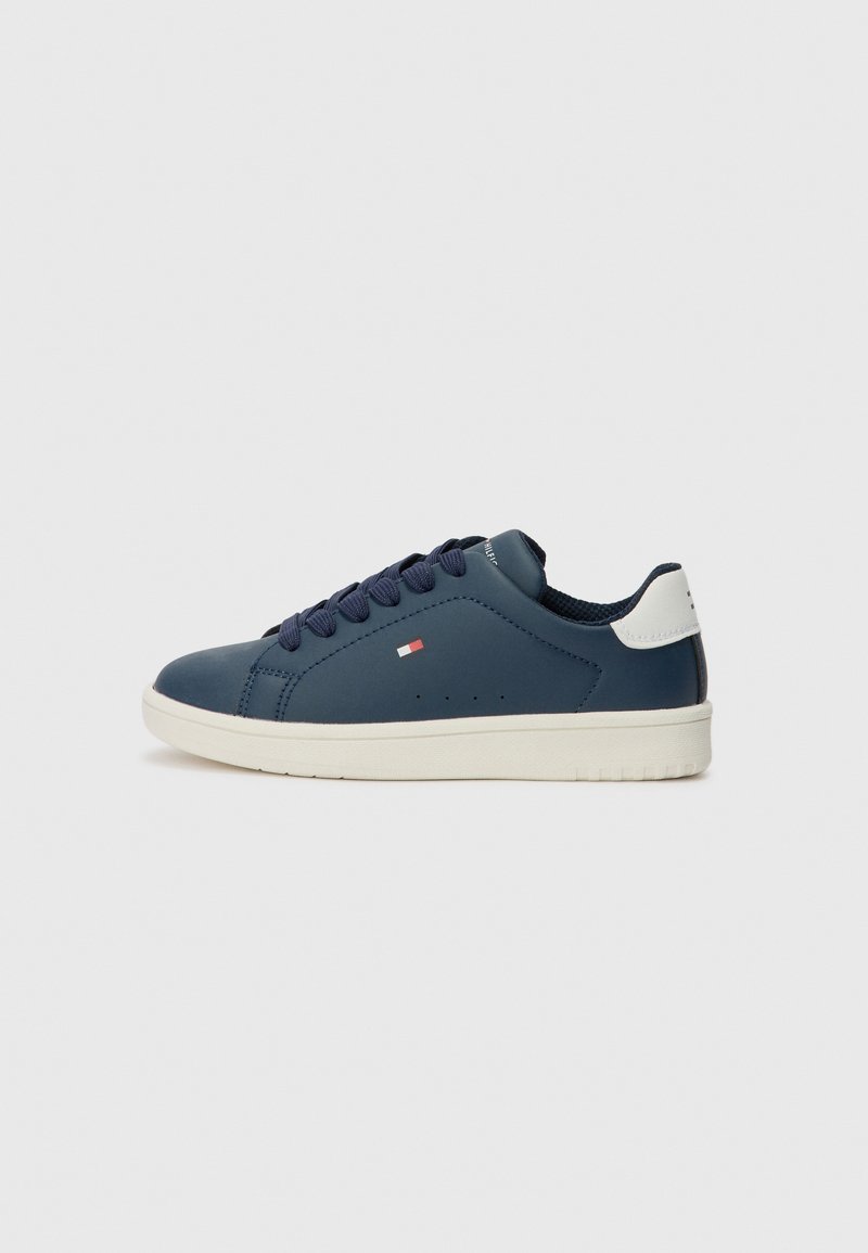 Marineblå sneakers med en glat læderoverdel, hvid gummisål og tonale snørebånd. Har minimalistiske perforeringer og en lille logo detalje.