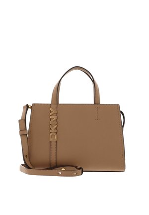 Sac à main DKNY en cuir couleur fauve avec poignées supérieures et bandoulière réglable, orné de charms logo dorés à l'avant.