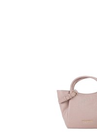 Borsa a mano in pelle rosa chiaro con design strutturato, tracolla regolabile e texture in rilievo. Presenta un accento con logo dorato sul davanti.