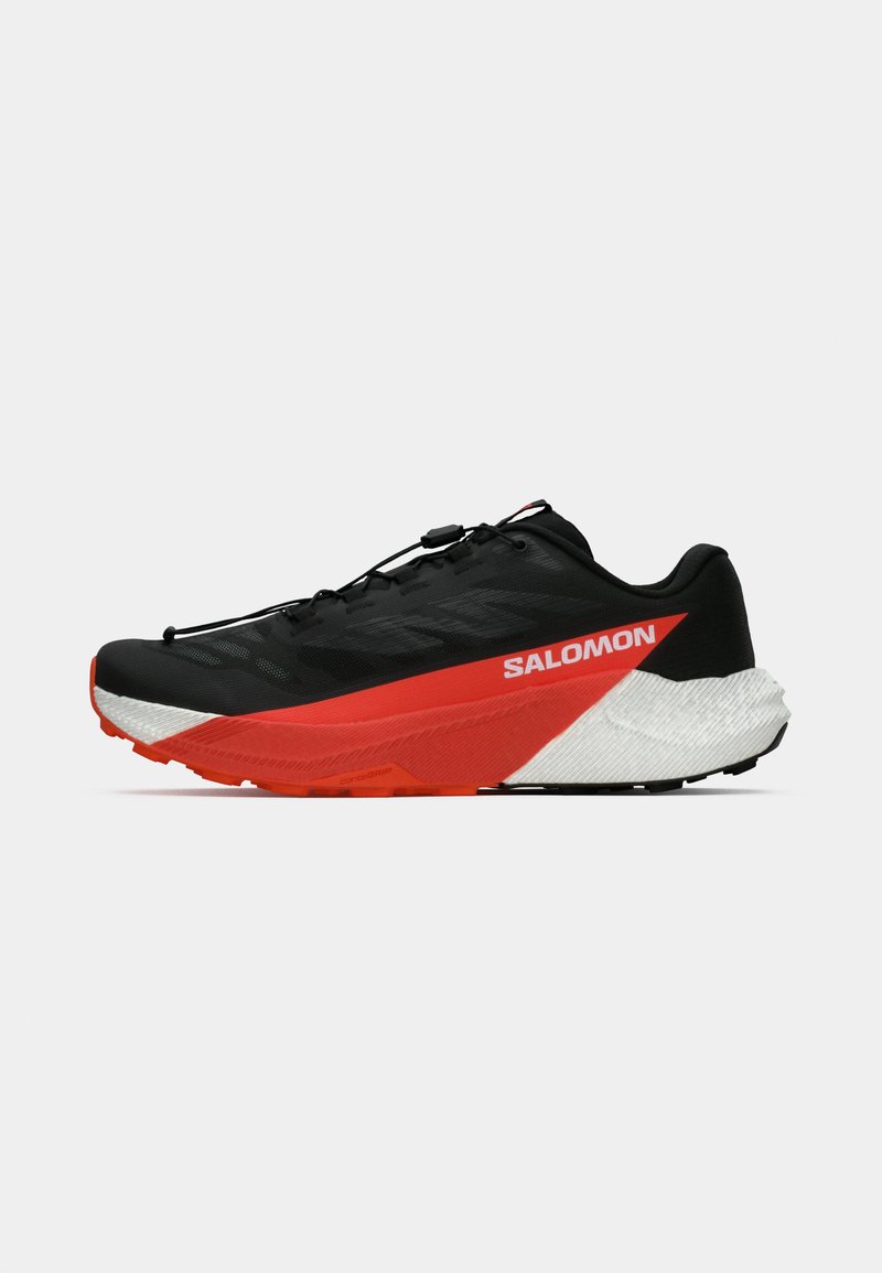 Schwarzer Laufschuh mit strukturiertem Obermaterial, featuring rote Akzente, einer weißen Zwischensohle und einer strapazierfähigen Außensohle. Verstellbare elastische Schnürsenkel.