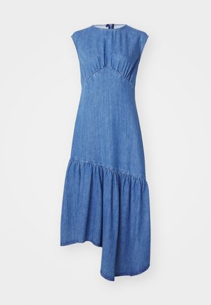 Denim ruha illeszkedő felső résszel, kerek nyakkivágással, rövid ujjakkal és réteges szoknyával. Az anyag középkék színű, finom textúrával.