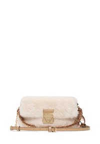Faux fur håndtaske i krem med guldfarvet hardware, kæde- og læderdetaljer, rektangulær form, aftagelig rem og magnetisk klaplukning.